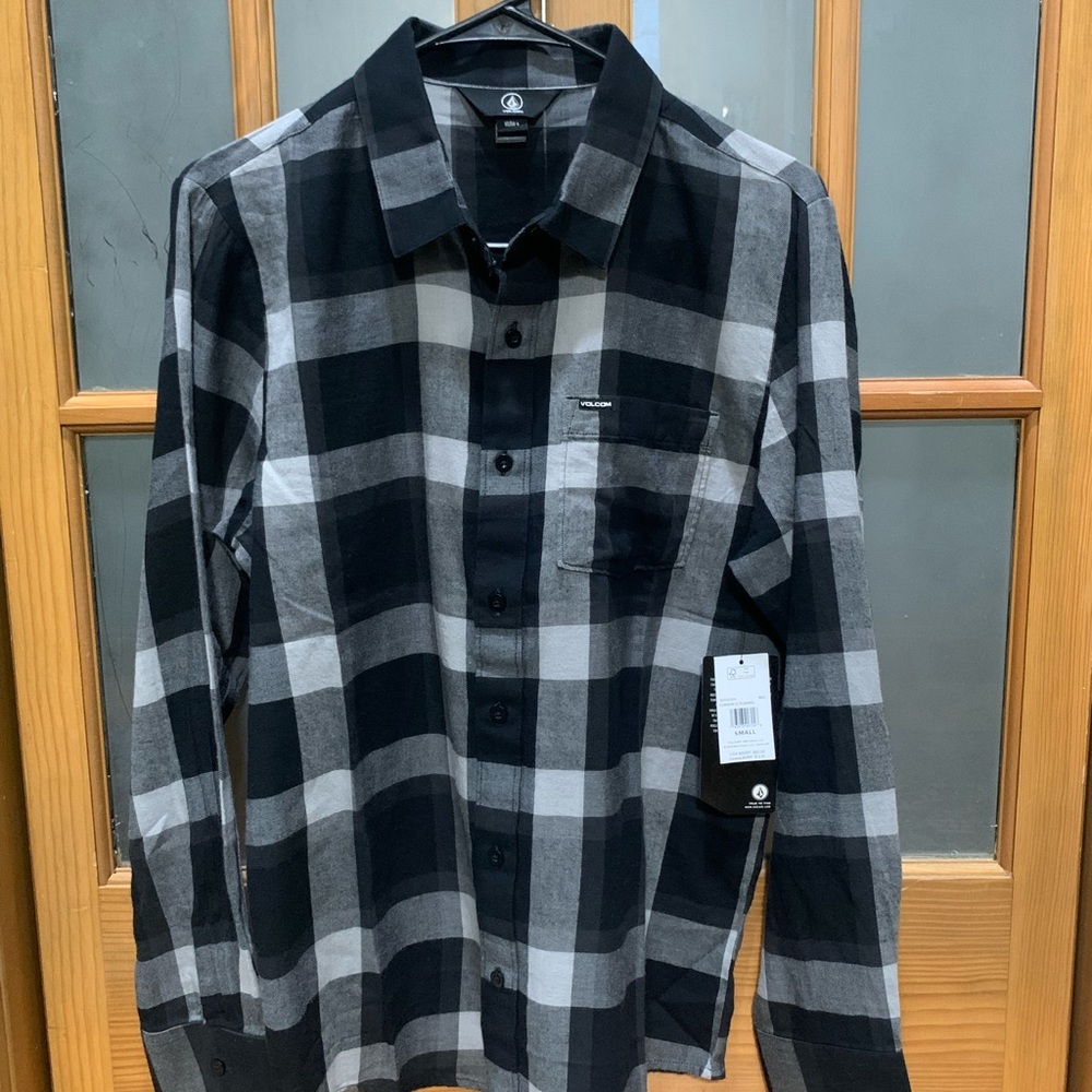 NWT Volcom Button Up Mens Small